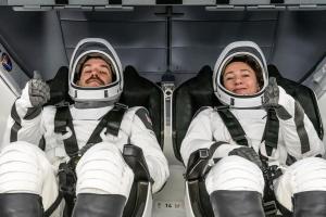 Логотип NASA Glenn та група учнів на інженерних заняттях